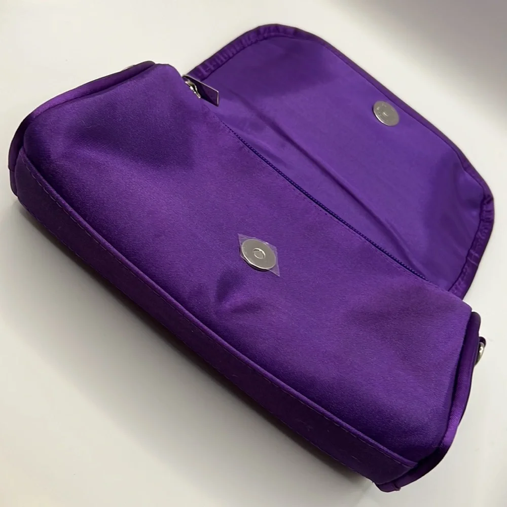 Younique crossbody purse with shoulder chain-New in packaging